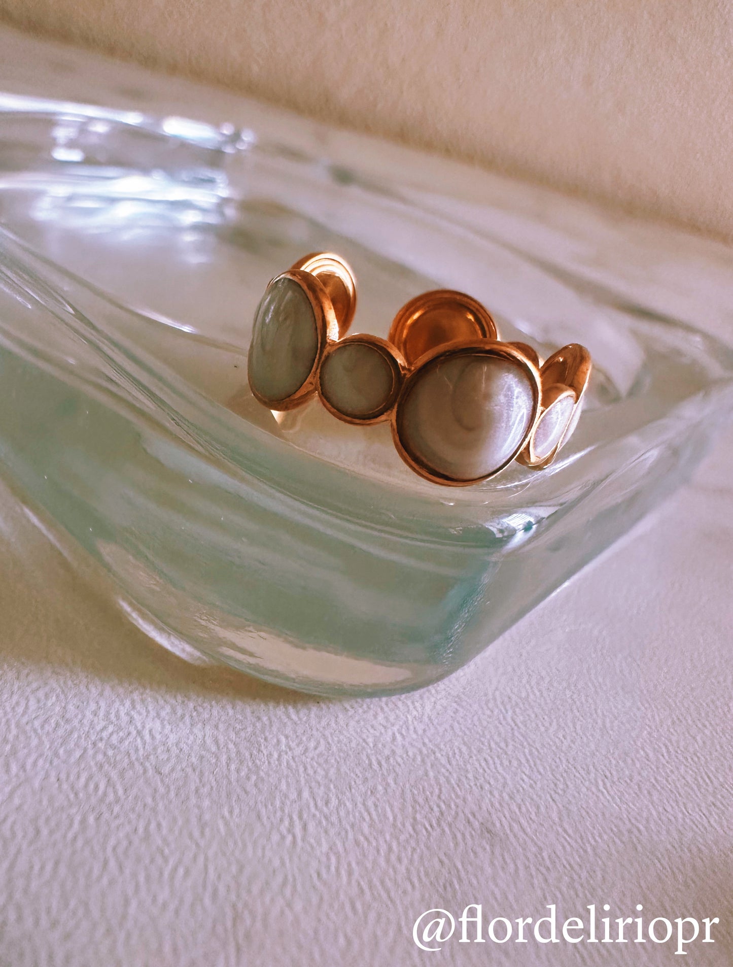 Nacre dots gold ring